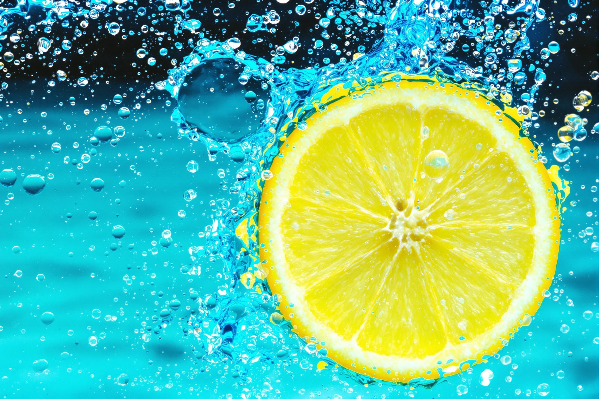Lemon Splashing in Fresh Aqua